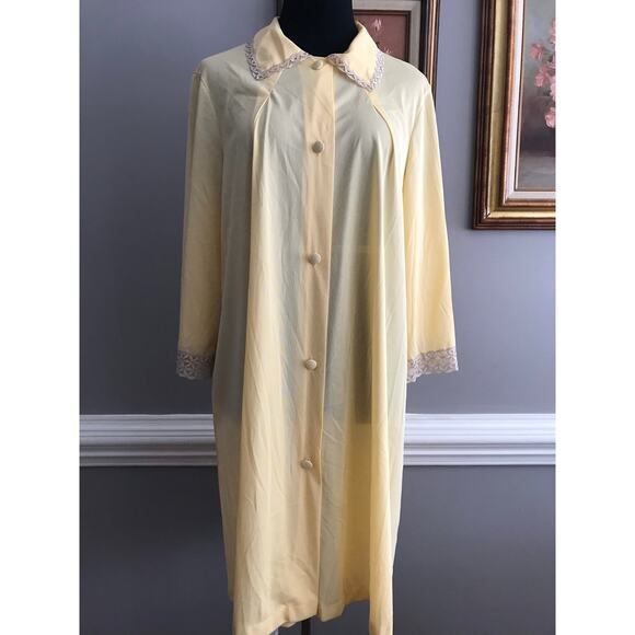 Vintage Vanity Fair buttery yellow house gown/ robe with lace detailing - Picture 7 of 10